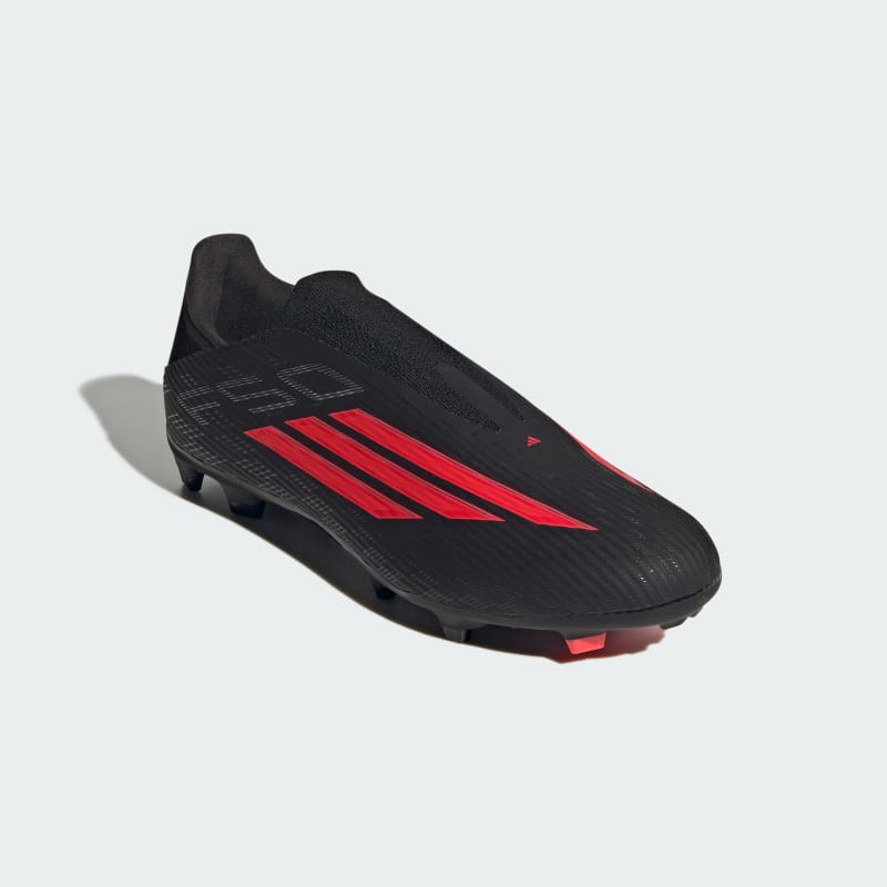 adidas bez sznurowadeł F50 LEAGUE, odpowiednie zarówno na naturalną trawę, jak i inną nawierzchnię.