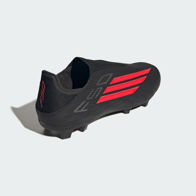 adidas bez sznurowadeł F50 LEAGUE, odpowiednie zarówno na naturalną trawę, jak i inną nawierzchnię.