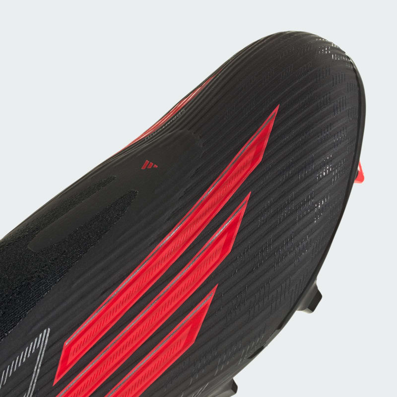 adidas bez sznurowadeł F50 LEAGUE, odpowiednie zarówno na naturalną trawę, jak i inną nawierzchnię.